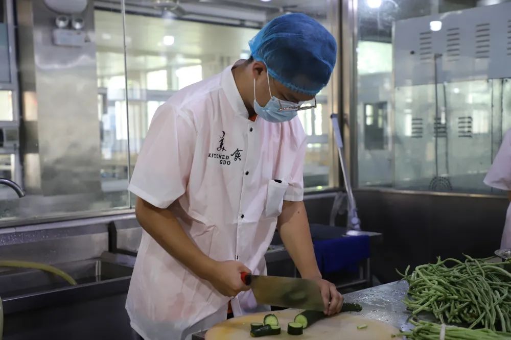 衡水市第十四中学开展餐厅帮厨劳动教育实践活动