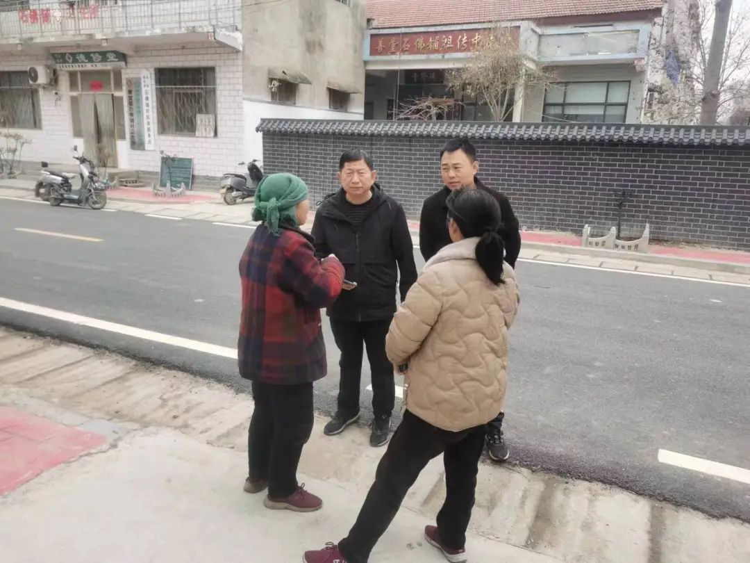 县城管局帮扶队员到屯子镇结对帮扶村走访慰问结对帮扶对象,并与