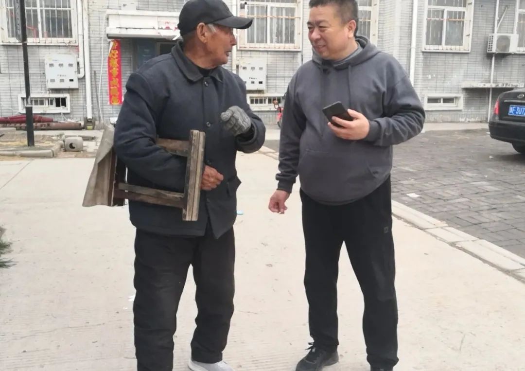走访慰问结对帮扶对象▲县文旅融合发展服务中心帮扶队员到屯子镇裴庄