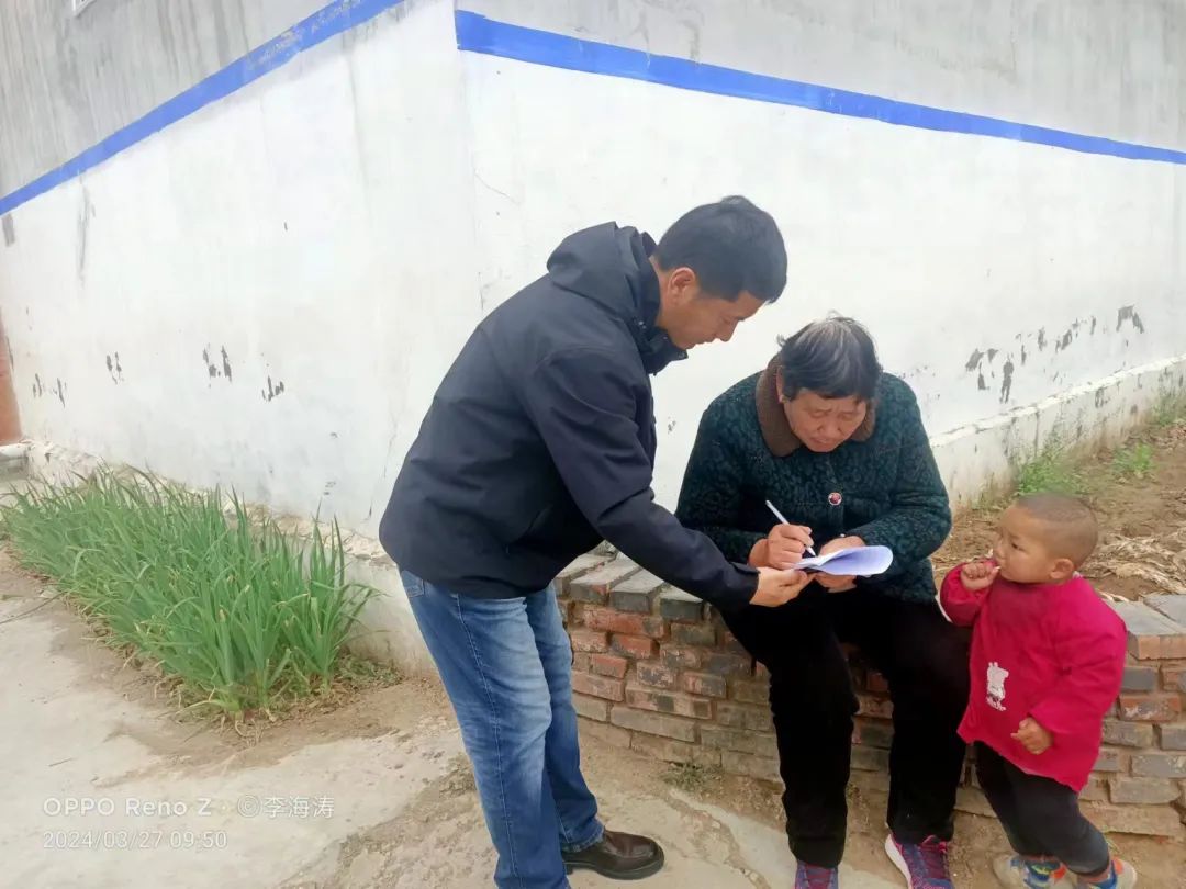 县机关事务中心帮扶责任人到北陈庄村帮扶对象家入户排查务工情况