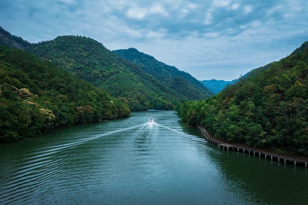 东风湖3.jpg
