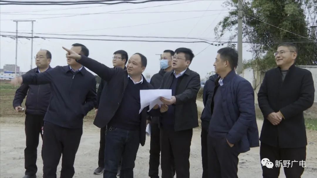 新野县长李文鹏就西滨河路堤防工程现场办公