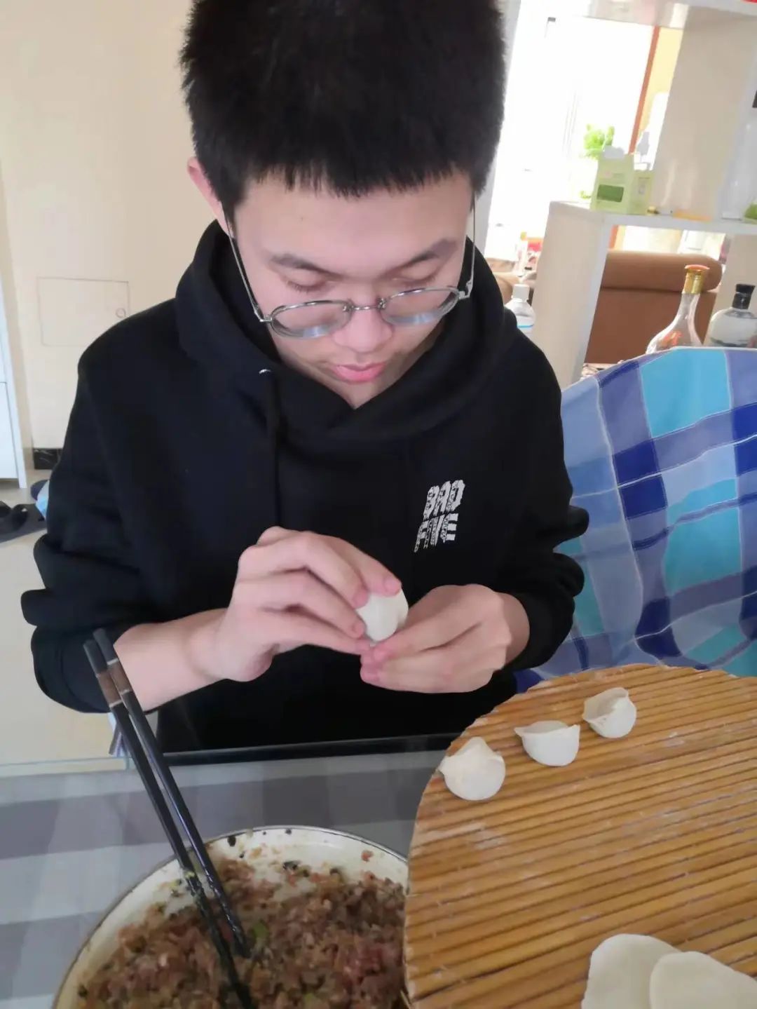 家务展身手,感恩心中留——衡水阳光中学组织开展劳动教育主题实践活动-衡水阳光中学