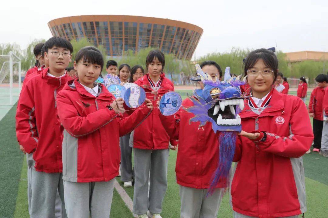 “春风作序，筝舞蓝天，放飞梦想”——邹城市新世纪实验学校初中部风筝节