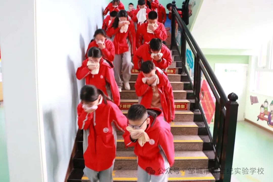【全环境立德树人】 “提高消防意识，筑牢安全防线”——邹城市北大新世纪实验学校小学部消防应急演练活动