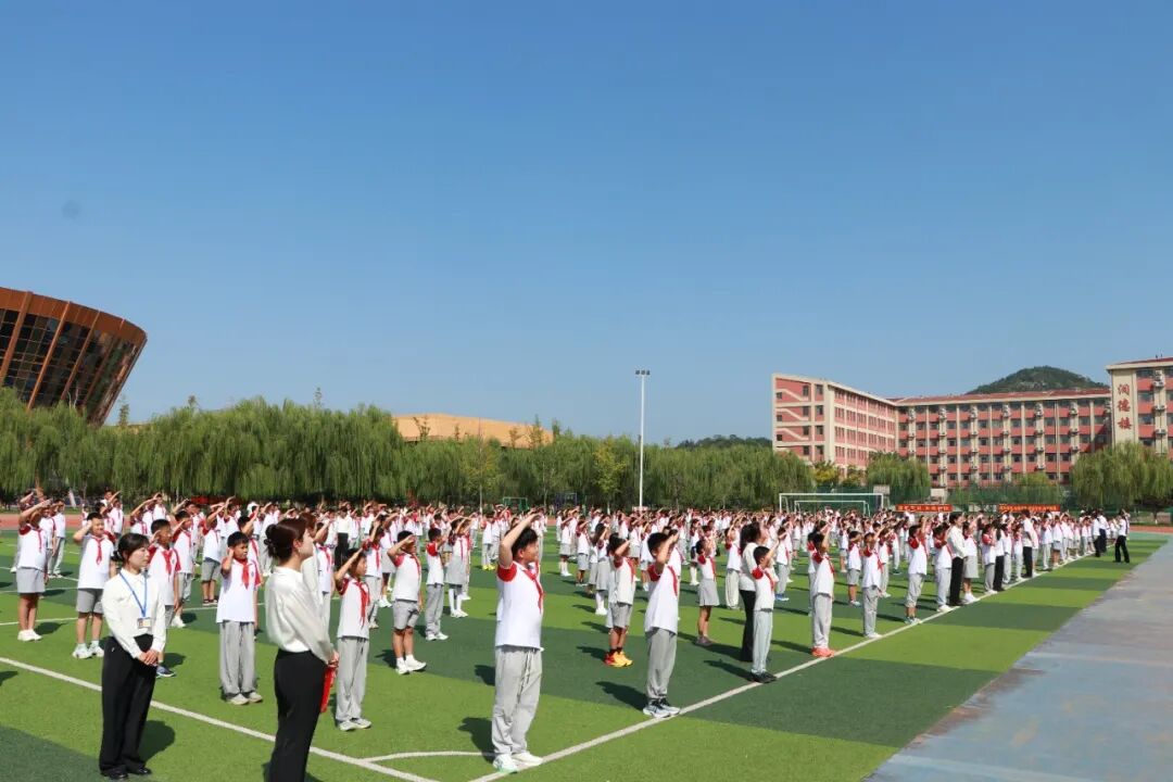 “缅怀革命伟人·传承红色基因”——邹城市北大新世纪实验学校纪念毛主席逝世49周年爱国主义教育暨新学期开学典礼。