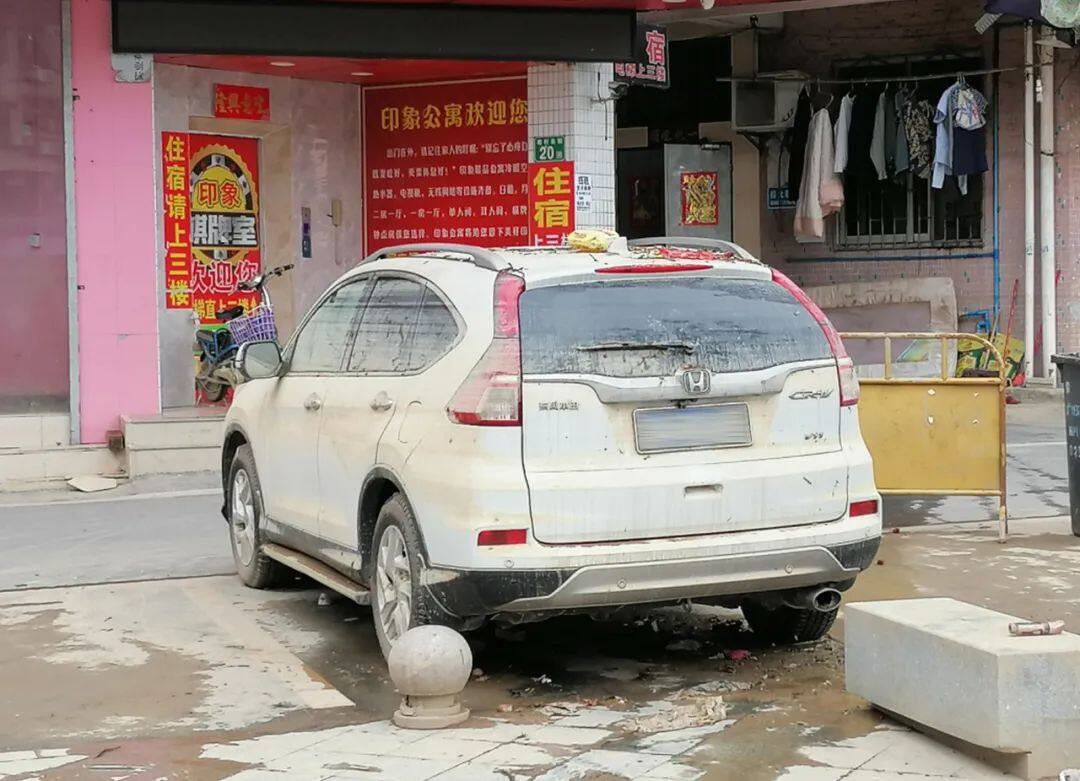 暴雨过后，被浸泡过的车子如文物出土般震撼