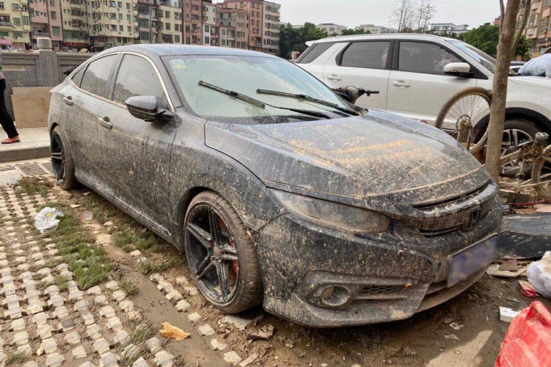 暴雨过后，被浸泡过的车子如文物出土般震撼