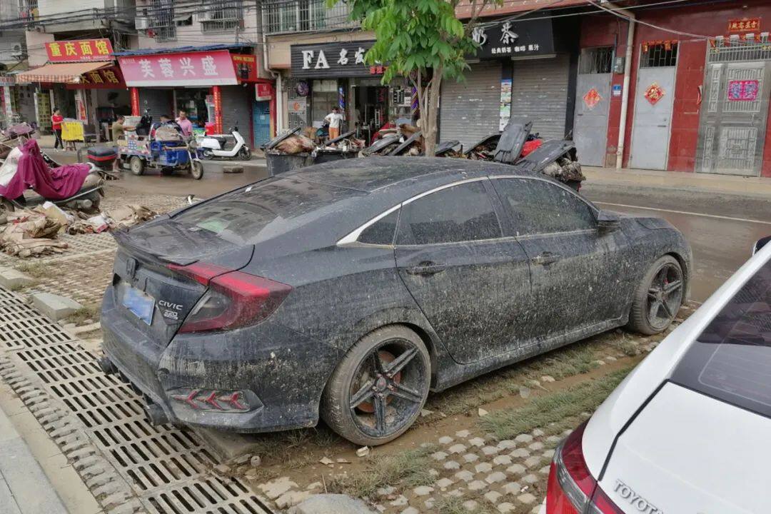 暴雨过后，被浸泡过的车子如文物出土般震撼