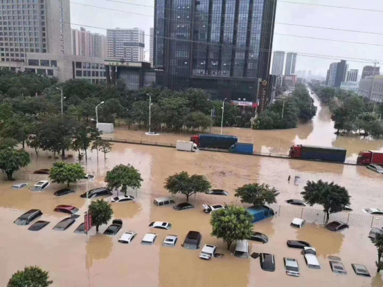 暴雨过后，被浸泡过的车子如文物出土般震撼