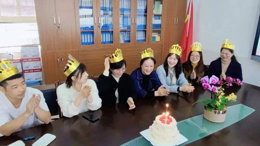 巾帼心向党  奋进新征程——丽日小学开展庆祝三八妇女节活动