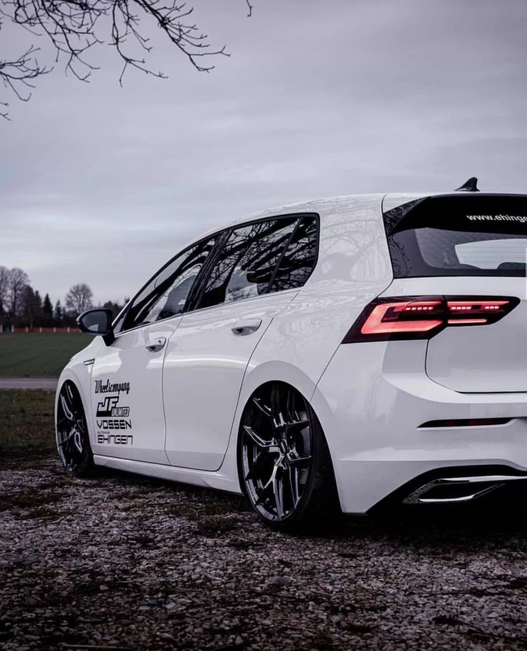 这位外国车友选择了一套vossen hybrid forged hf