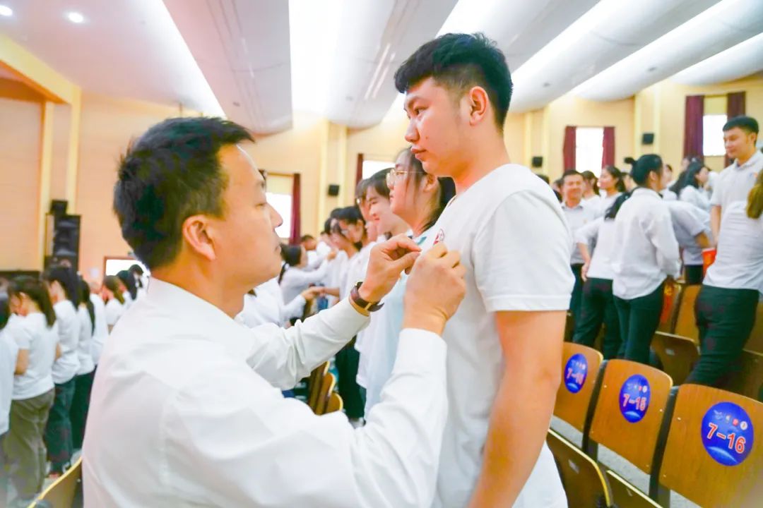 云南经济管理学院举行庆祝中国共产党成立100周年表彰大会暨新党员宣誓活动 第 10 张