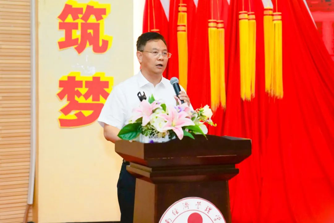 云南经济管理学院举行庆祝中国共产党成立100周年表彰大会暨新党员宣誓活动 第 7 张
