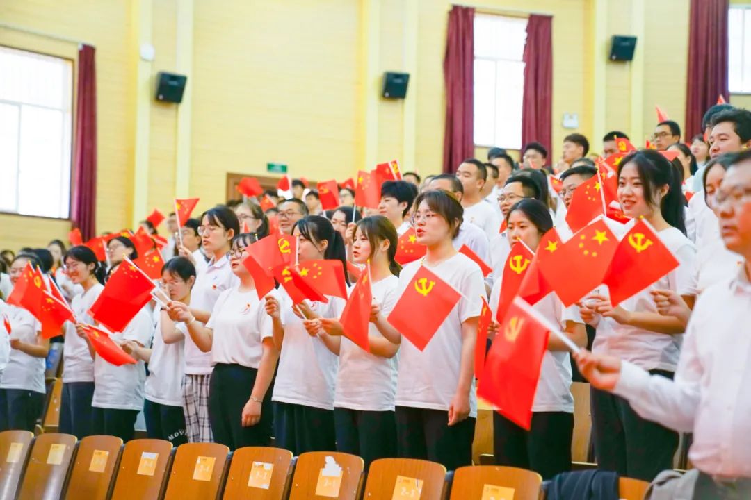 云南经济管理学院举行庆祝中国共产党成立100周年表彰大会暨新党员宣誓活动 第 3 张