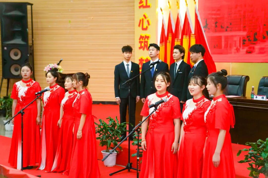 云南经济管理学院举行庆祝中国共产党成立100周年表彰大会暨新党员宣誓活动 第 5 张