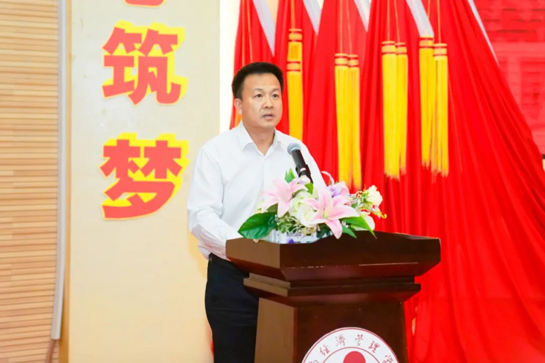 云南经济管理学院举行庆祝中国共产党成立100周年表彰大会暨新党员宣誓活动 第 34 张