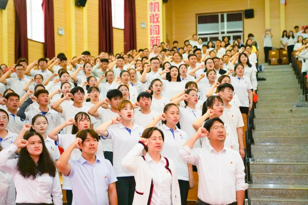 云南经济管理学院举行庆祝中国共产党成立100周年表彰大会暨新党员宣誓活动 第 12 张