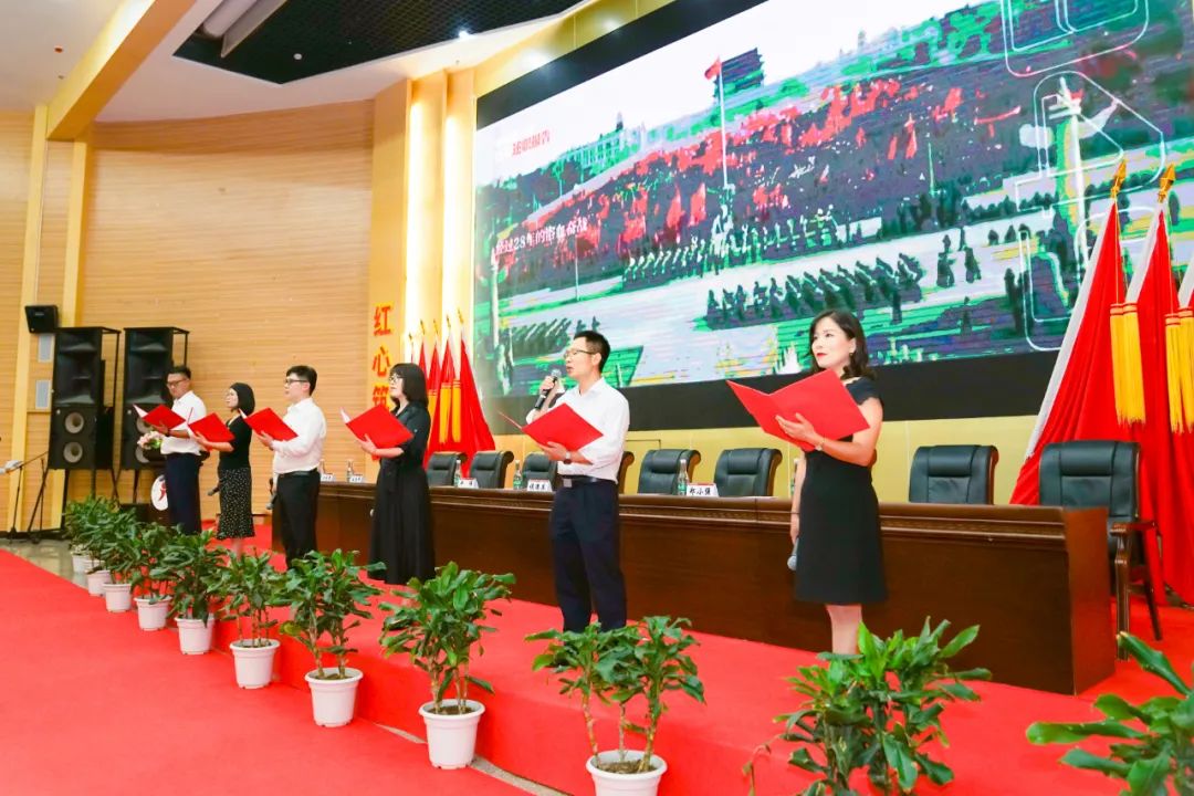 云南经济管理学院举行庆祝中国共产党成立100周年表彰大会暨新党员宣誓活动 第 15 张