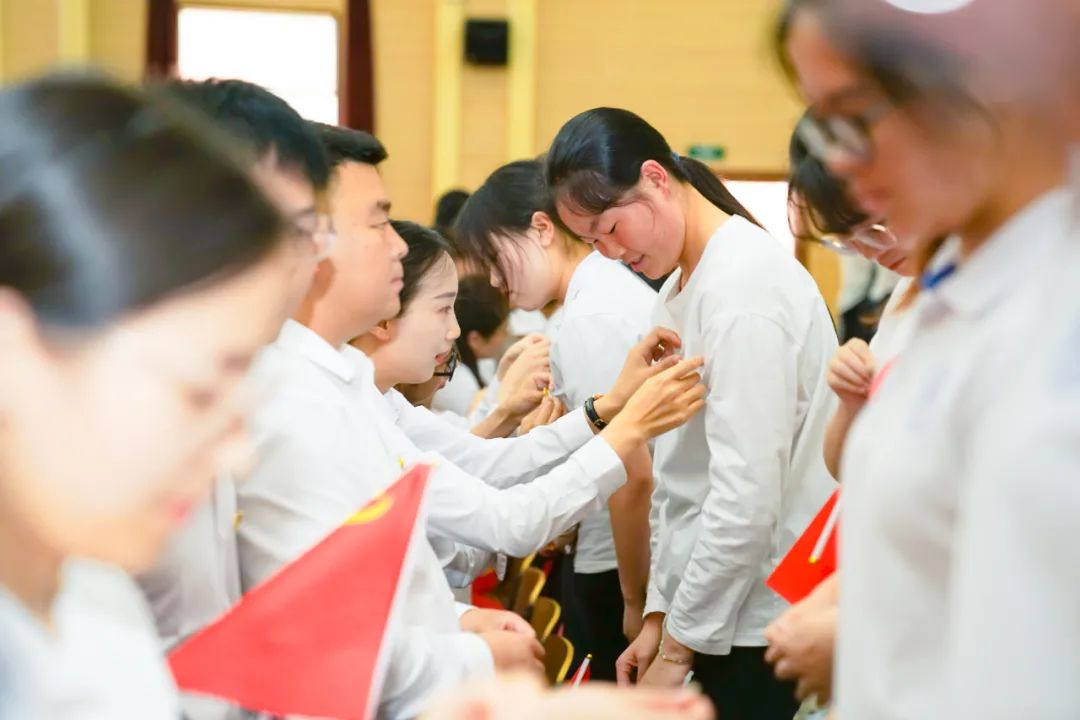 云南经济管理学院举行庆祝中国共产党成立100周年表彰大会暨新党员宣誓活动 第 9 张