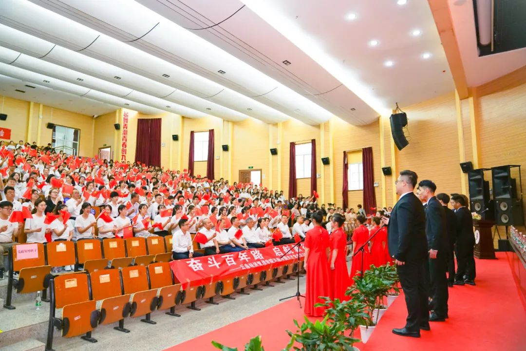 云南经济管理学院举行庆祝中国共产党成立100周年表彰大会暨新党员宣誓活动 第 6 张