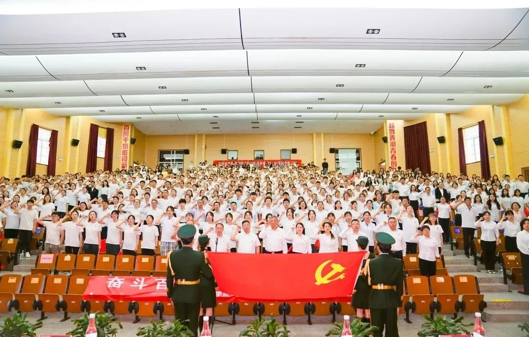 云南经济管理学院举行庆祝中国共产党成立100周年表彰大会暨新党员宣誓活动 第 11 张
