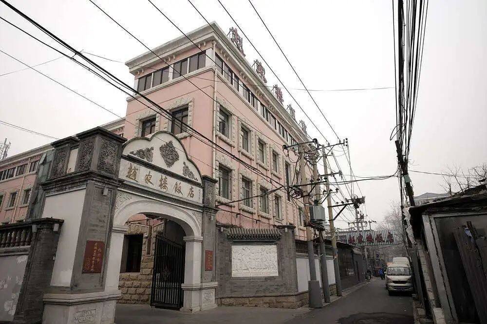 游行示威的学生队伍离开东交民巷后,直奔曹汝霖住宅赵家楼,并在曹宅