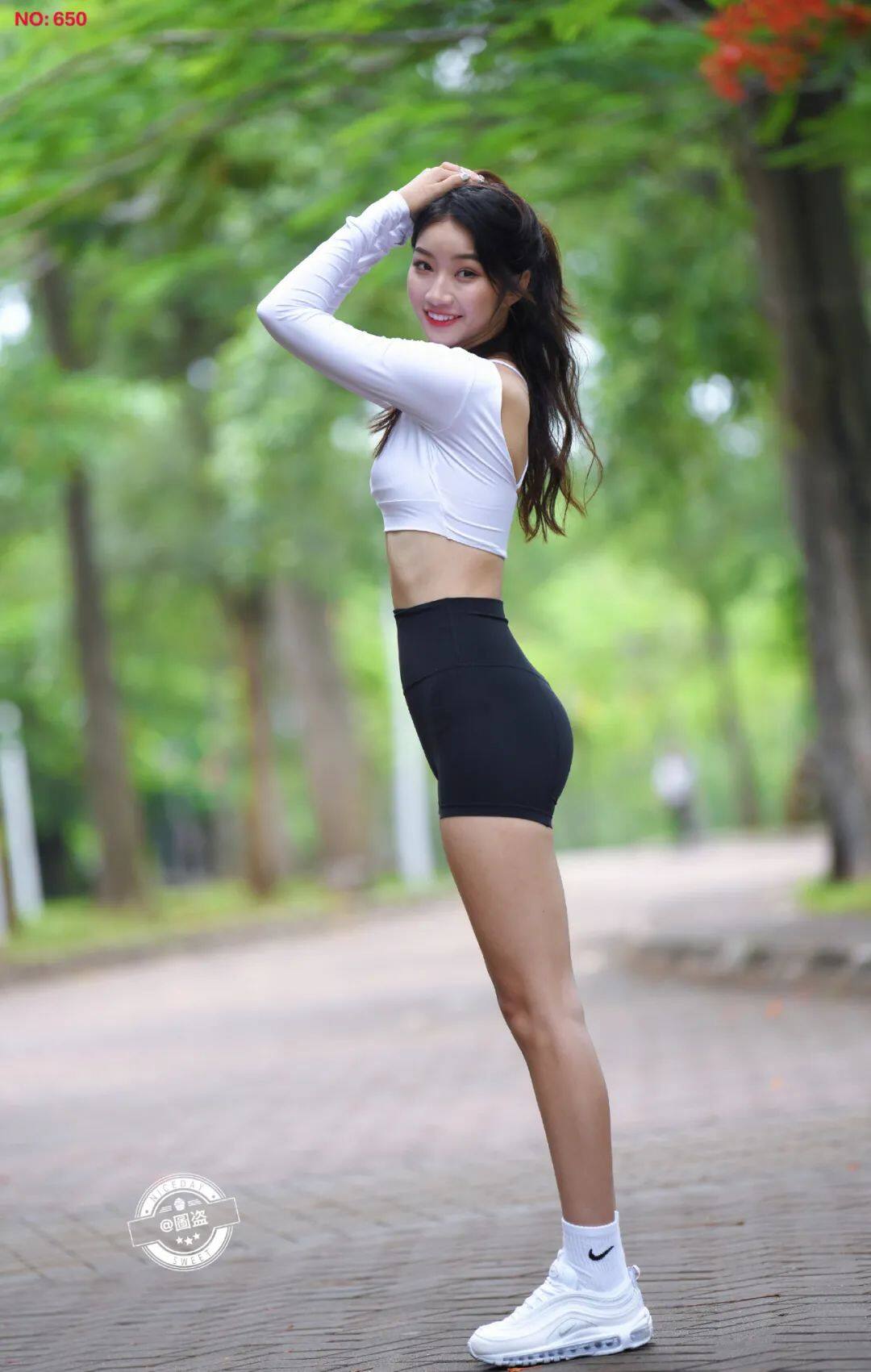 街拍紧身热裤：穿黑色紧身运动短裤的运动美女，阳光活力！