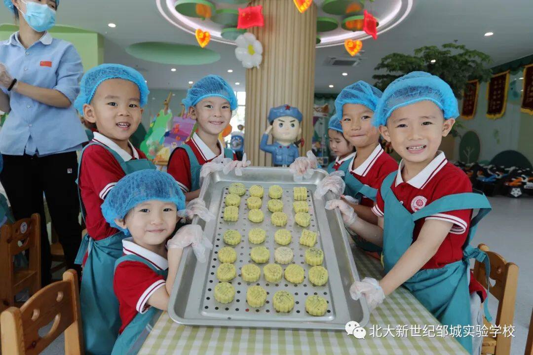 巧手做月饼，情满中秋节——北大新世纪幼儿园开展喜迎中秋活动
