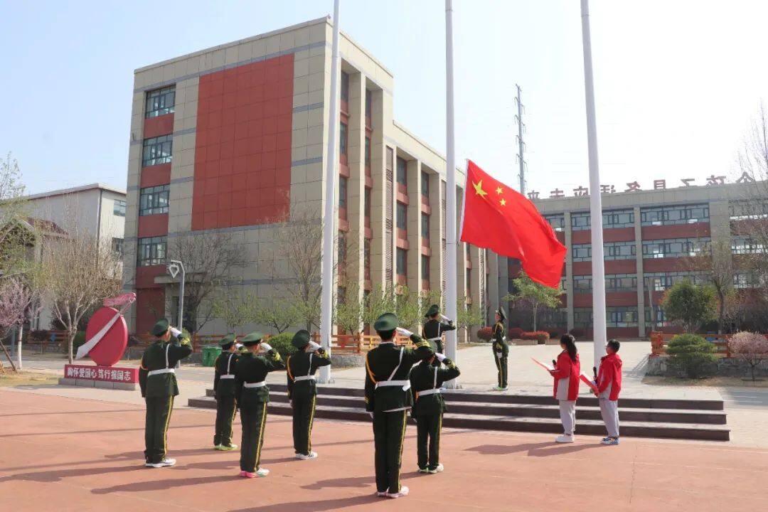 【全环境立德树人】 “清明寄哀思，传承爱国志”——邹城市新世纪实验学校德育主题升旗仪式
