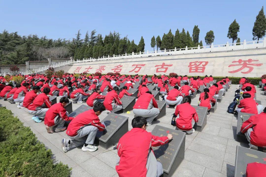 "缅怀革命先烈 ,立志报效祖国"——邹城市新世纪实验学校清明节祭扫暨爱国主义教育实践活动